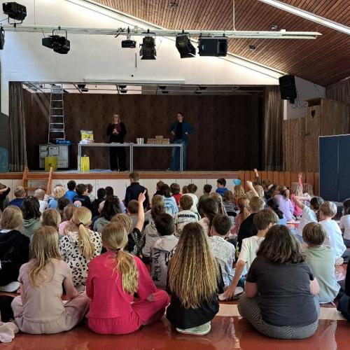 Kinder warten gespannt auf die Verleihung