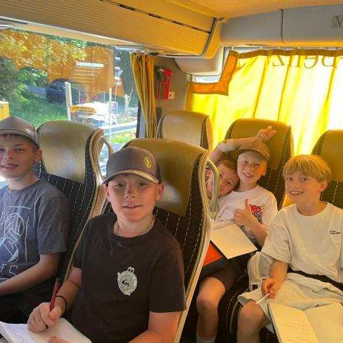 Kinder im Bus