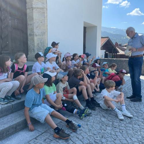 Kinder auf Stufen mit Sepp Wurzrainer