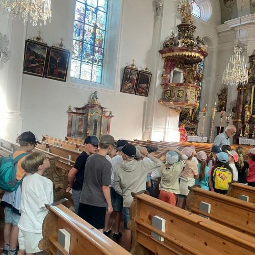 Kinder in Kirche