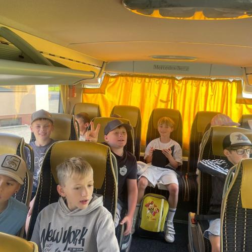 Kinder im Bus