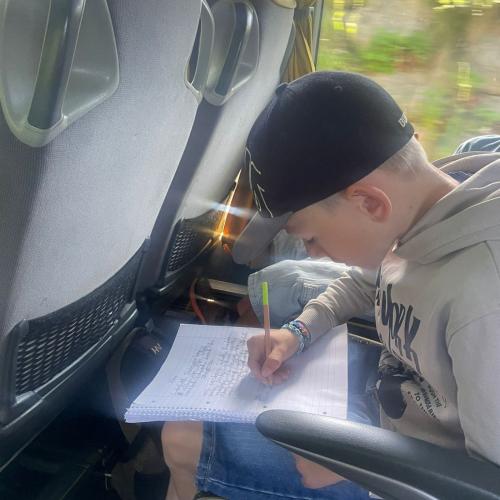 Bub im Bus beim Schreiben