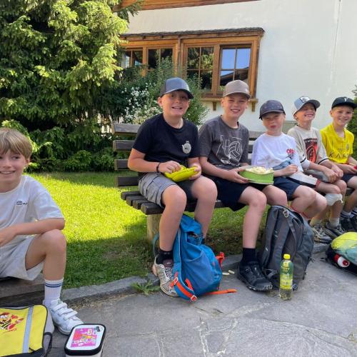 Kinder beim Jausnen