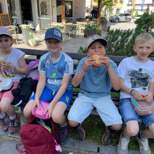 Kinder beim Jausnen