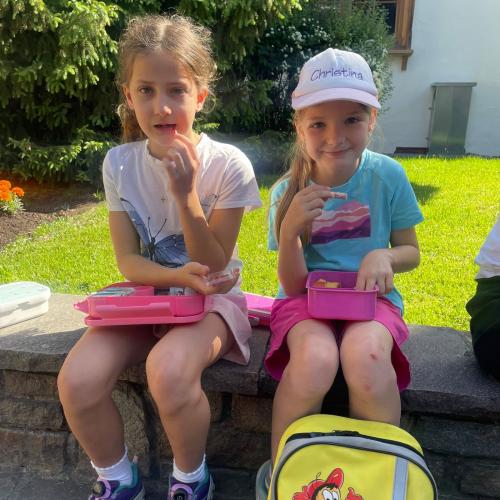 Kinder beim Jausnen