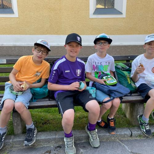Kinder beim Jausnen