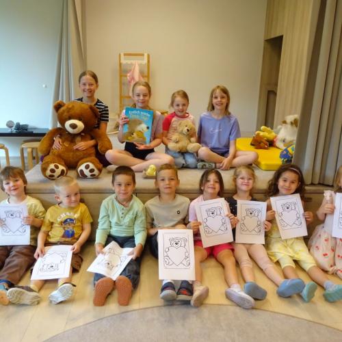 Kinder im Kindergarten mit Bildern
