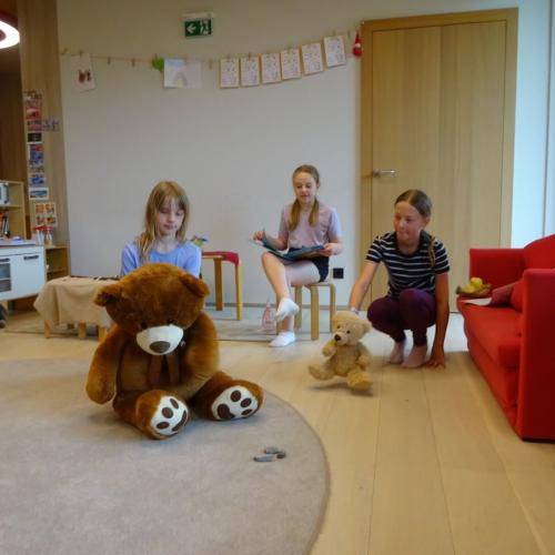 Kinder im Kindergarten beim Vorlesen