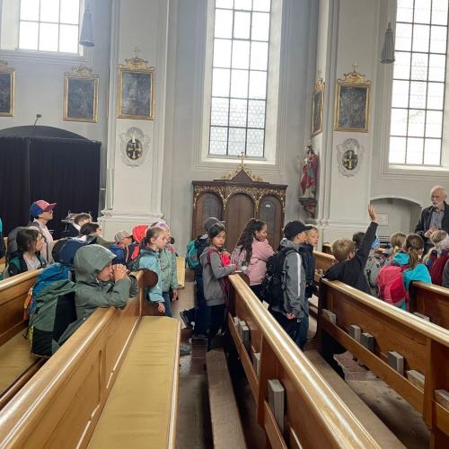 Kinder in Kirche