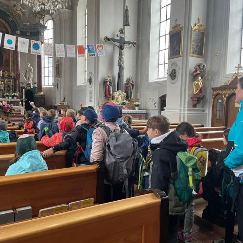 Kinder in Kirche