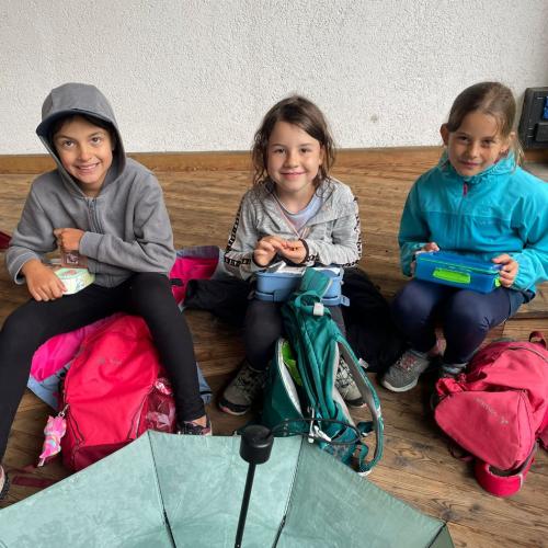 Kinder bei der Jause