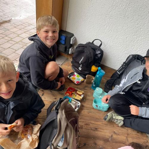 Kinder bei der Jause