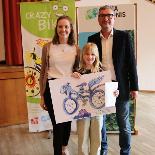 Matilda mit Bild und die Klassenlehrerin Melanie Erber