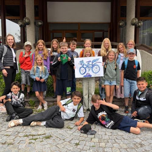 4b Klasse vor dem Alpenrosensaal mit Matilda mit Bild in der Mitte