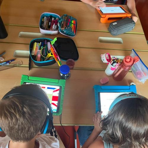 2 Kinder vor den Tablets