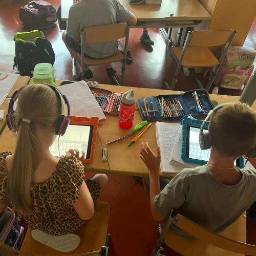 2 Kinder vor den Tablets