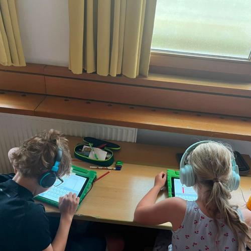 2 Kinder vor den Tablets