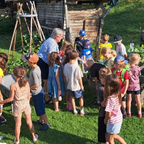 Kinder im Schulgarten
