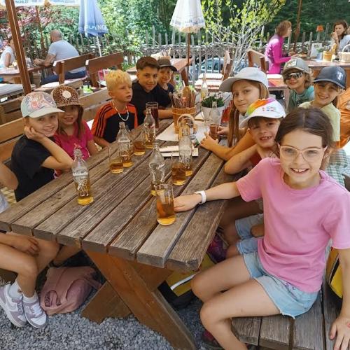 Kinder an Tisch