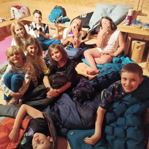 Kinder in Schlafsäcken