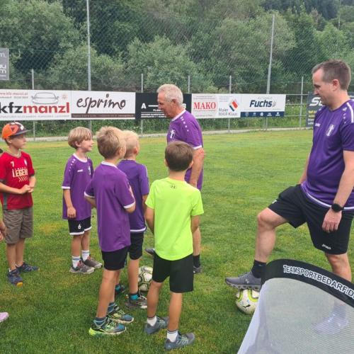 Kinder auf dem Fußballplatz