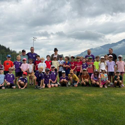 Gruppenfoto auf dem Fußballplatz