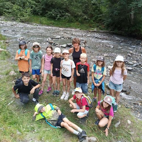 Kinder am Bach