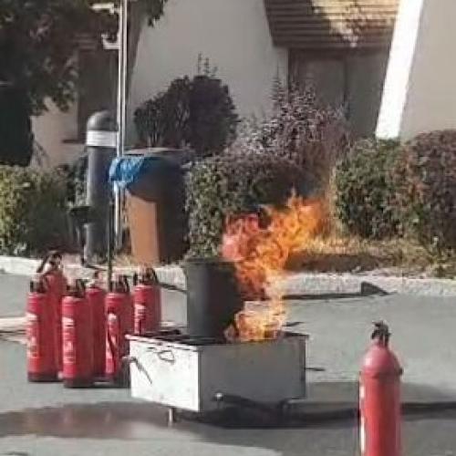 Brand vor Schulgebäude 