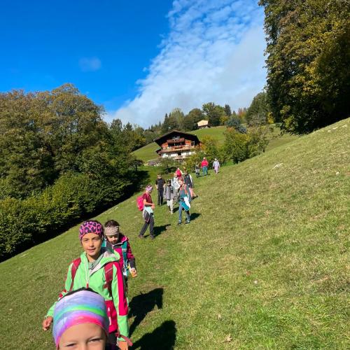 Kinder wandern über Berghang