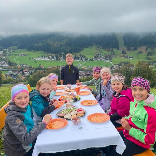 KInder bei Jause mit Aussicht