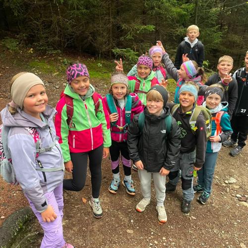 Kinder im Wald