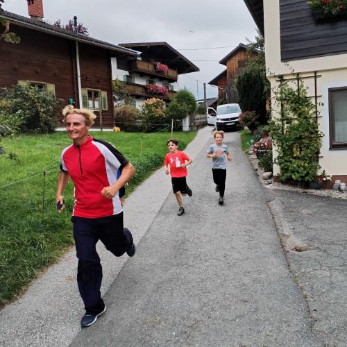 Kinder mit Lehrer beim Rote Nasen Lauf