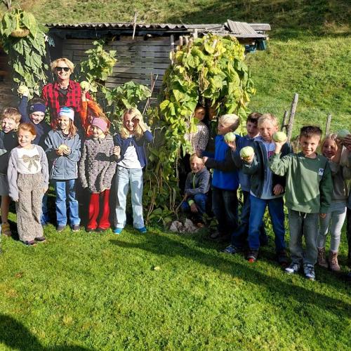 Kinder im Schulgarten mit den geernteten Kohlrabi