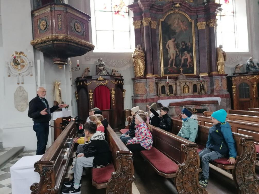 Kirchenbesichtigung der Klassen 3a und 3b