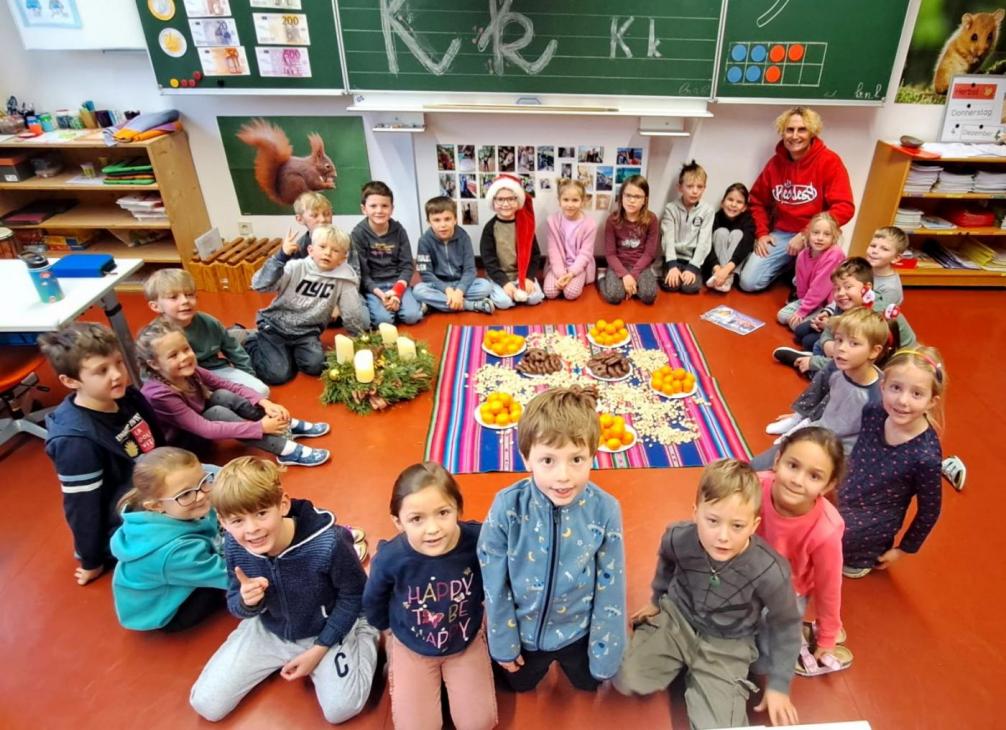 Kinder mit Nikolausjause