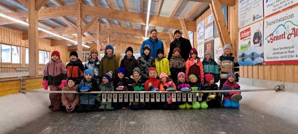 Gruppe beim Eisstockschießen