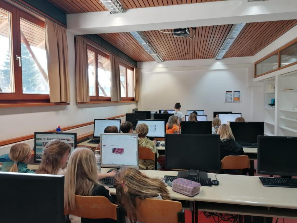 Die Kinder erarbeiten hier eine PowerPoint Präsentation zu einem Projektthema im Religionsunterricht