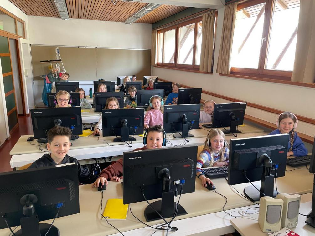 Kinder im Rahmen des Unterrichts im Computerraum