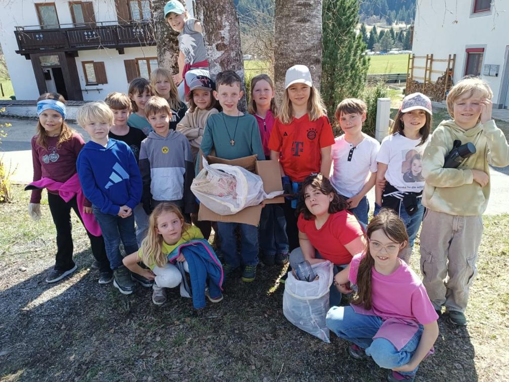 Gruppe der Nachmittagskinder beim Müllsammeln
