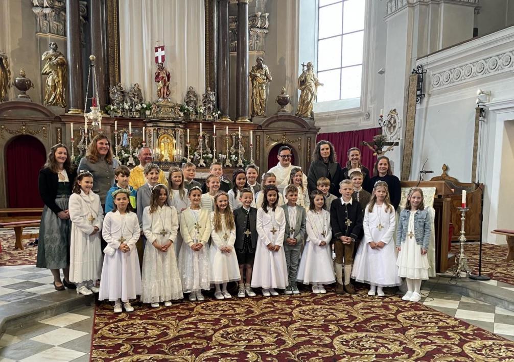 Erstkommunionkinder vor dem Altar