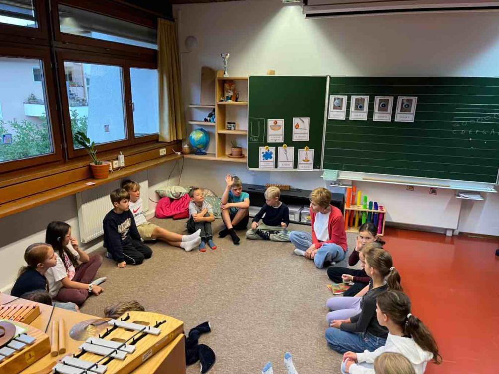 Kinder sitzen im Kreis bei Gewaltpräventionsunterricht