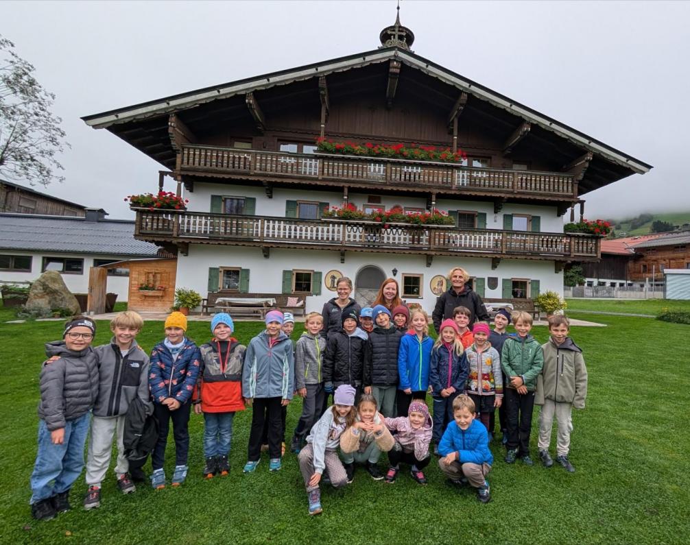 Kinder vor dem Kloohof