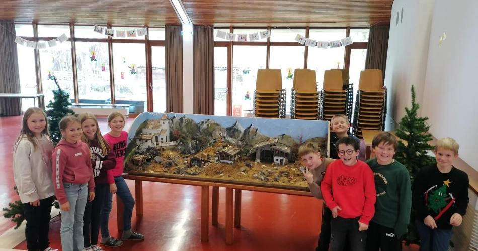 Schulkrippe stimmt auf Weihnachten ein
