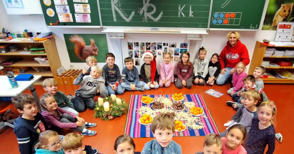 Kinder mit Nikolausjause