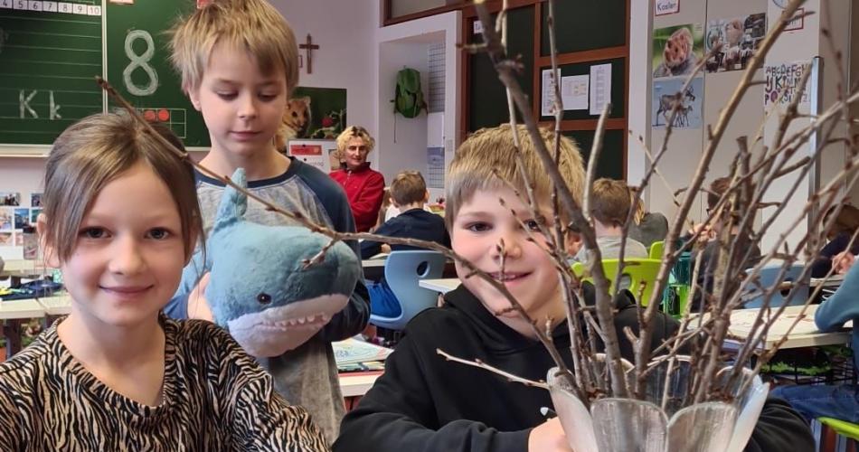 Kinder mit Barbarazweigen