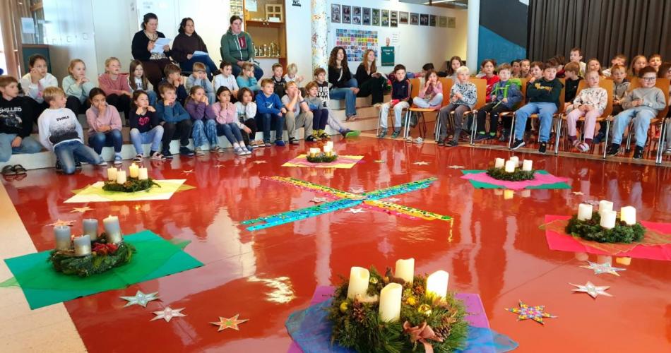 Adventkranzweihe in der Aula