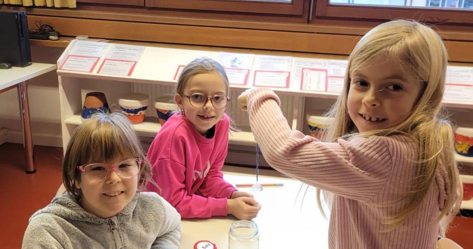 Drei Mädchen beim Experimentieren