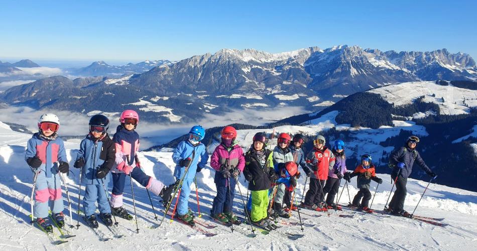 Kinder auf der Piste mit herrlichem Panorama im Hintergrund