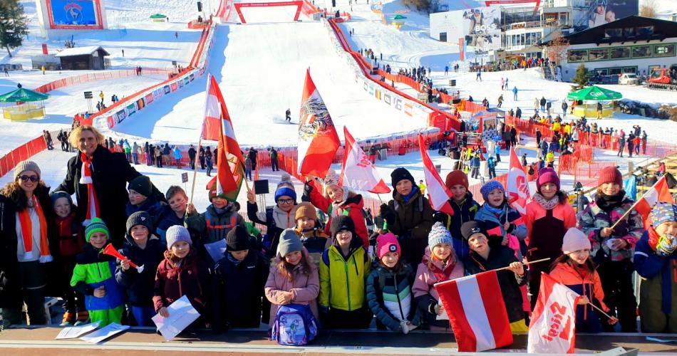 Kinder mit Fahnen mit Streif im Hintergrund