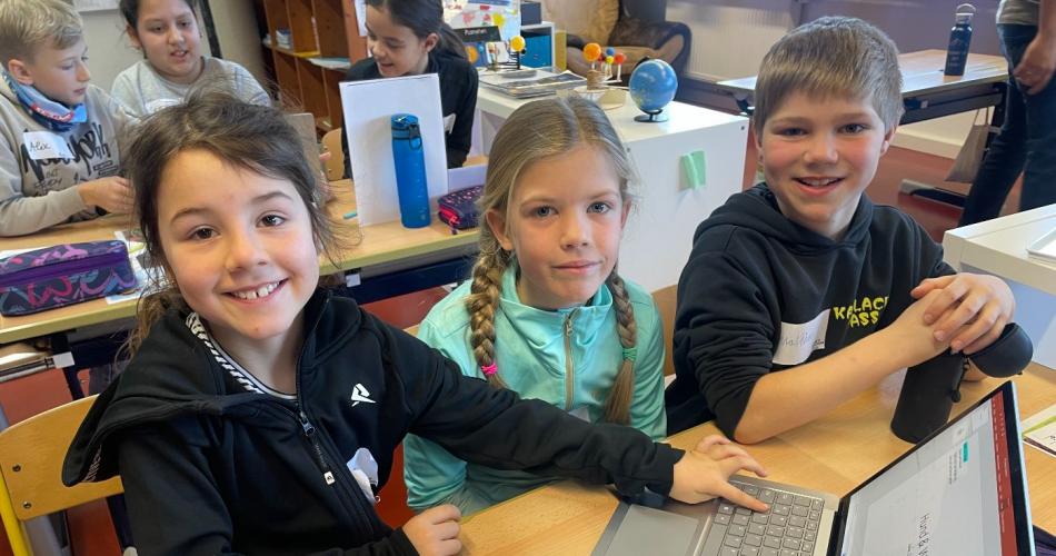 3 Schüler beim Arbeiten am Laptop